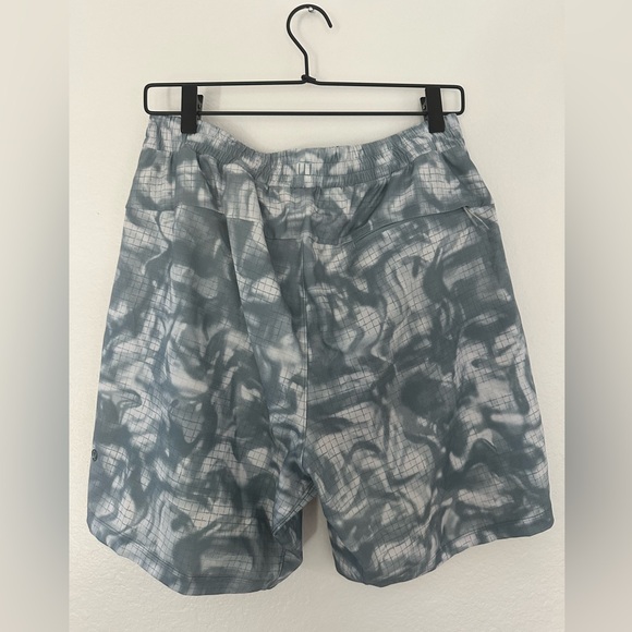 Lululemon men’s large blue patterned shorts in good condition - Picture 3 of 3